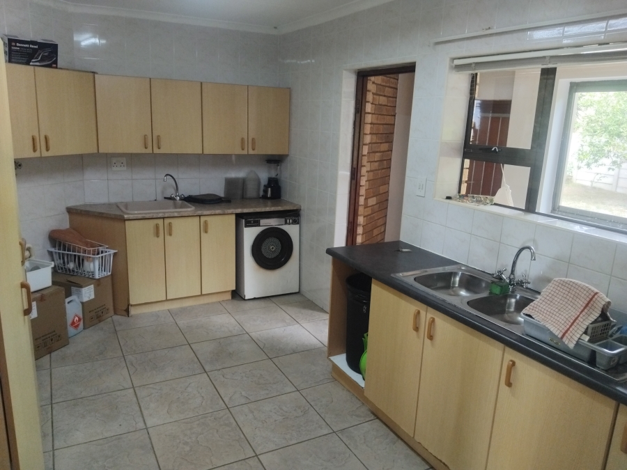 6 Bedroom Property for Sale in Wavecrest Eastern Cape